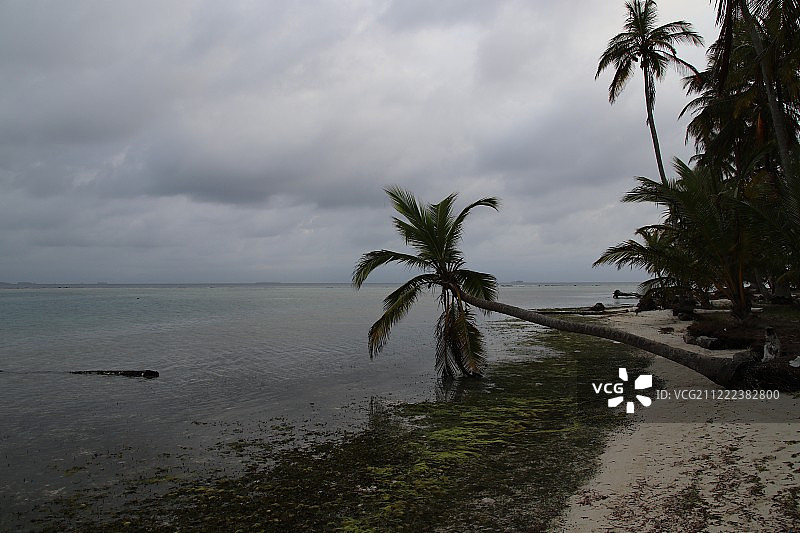 岛屿多云天气图片素材