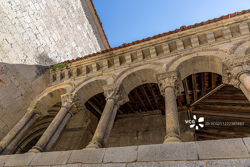 塞哥维亚圣马丁教堂的罗马式柱图片素材