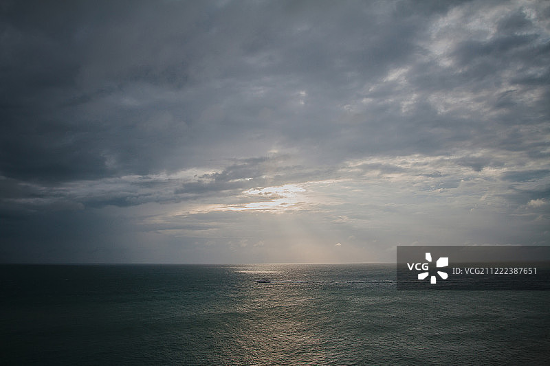 暴风雨后的第一艘船图片素材