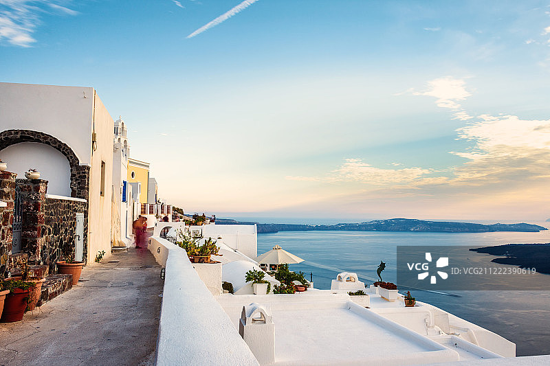 希腊圣托里尼岛：悬崖上传统的基克拉泽斯房屋图片素材