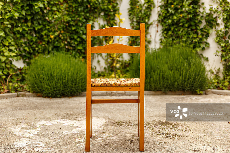 露台上的木制和柳条椅子图片素材