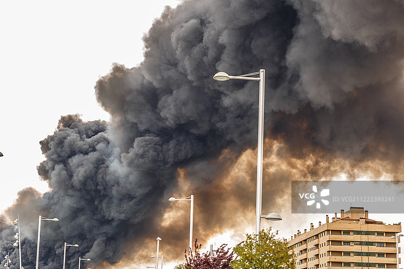 城市上空弥漫着大火的浓烟图片素材