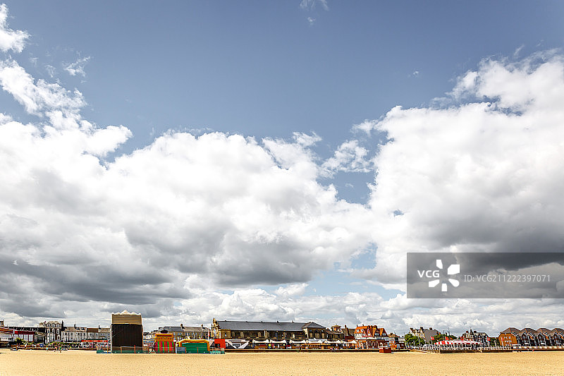 阳光明媚的海滩城市风光图片素材