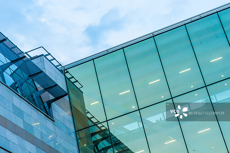 尼赖吉哈佐多云天气的现代建筑图片素材