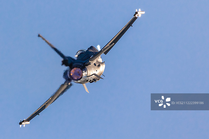 飞行中的F-16“战隼”战斗机图片素材