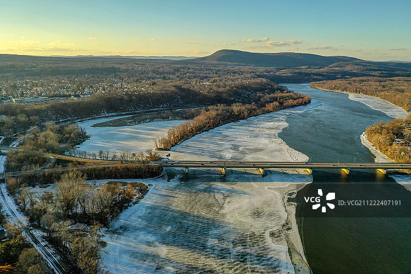 冰冷的水面，汤姆山图片素材