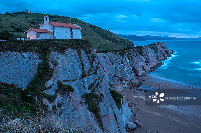 黄昏时分悬崖上的教堂图片素材