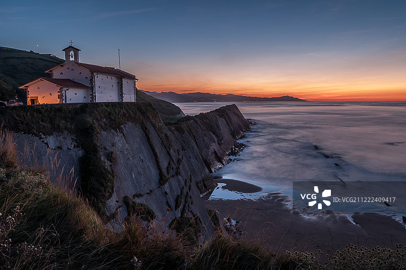 悬崖边的日落教堂图片素材