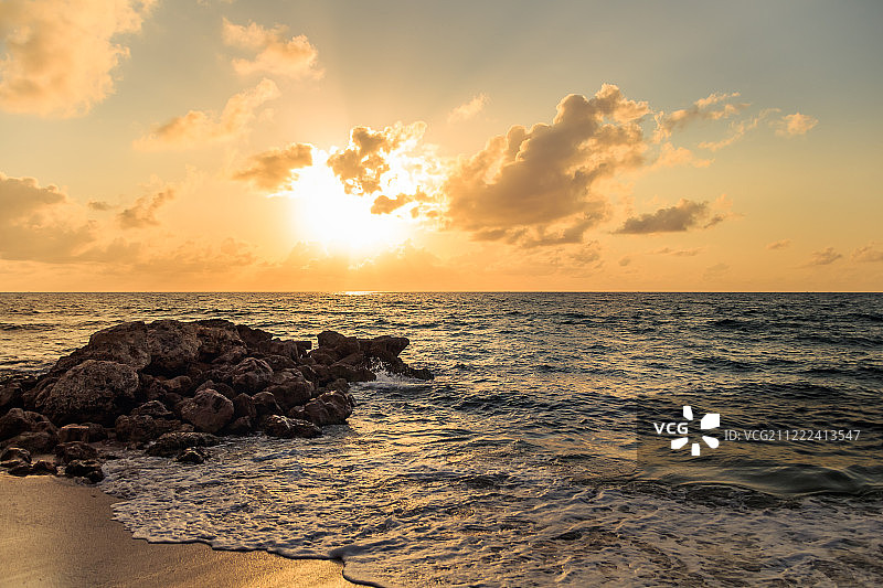 海洋、海滩、沙滩、海浪、岩石和迷人的阳光图片素材