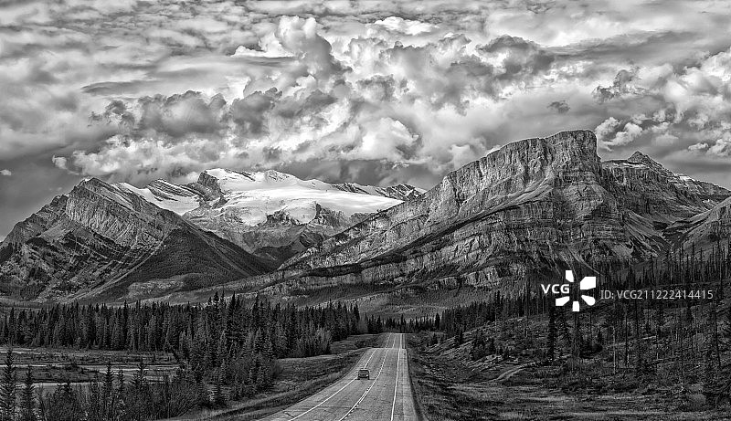 暴风雨中的道路图片素材