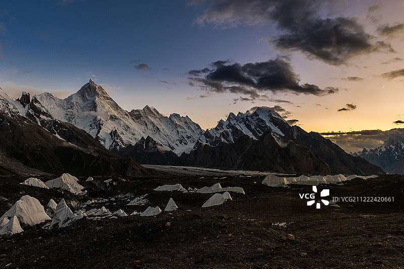马舍布鲁姆峰和巴尔托洛冰川日落图片素材