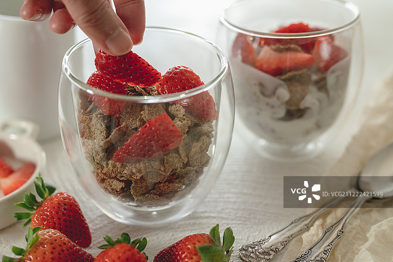 含酸奶和草莓的麦麸片谷物早餐图片素材