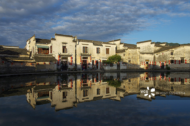 波光粼粼的池塘中倒映的房屋图片素材