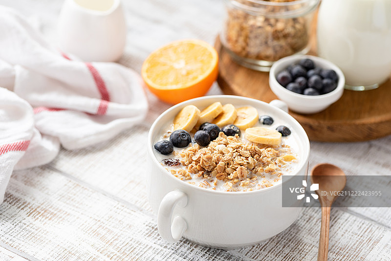 健康早餐食品：格兰诺拉麦片加酸奶和水果图片素材