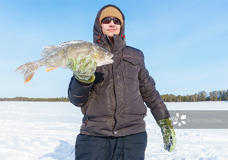 冬日捕鱼场景图片素材