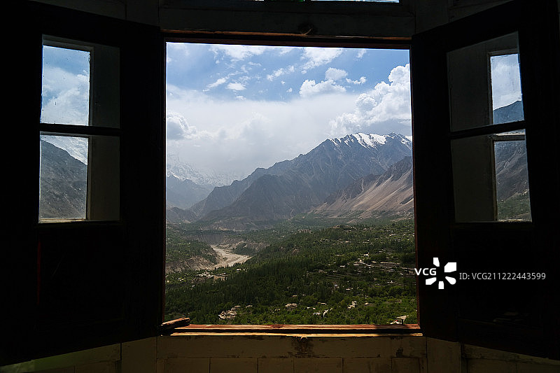 透过窗户看山脉和森林景色图片素材