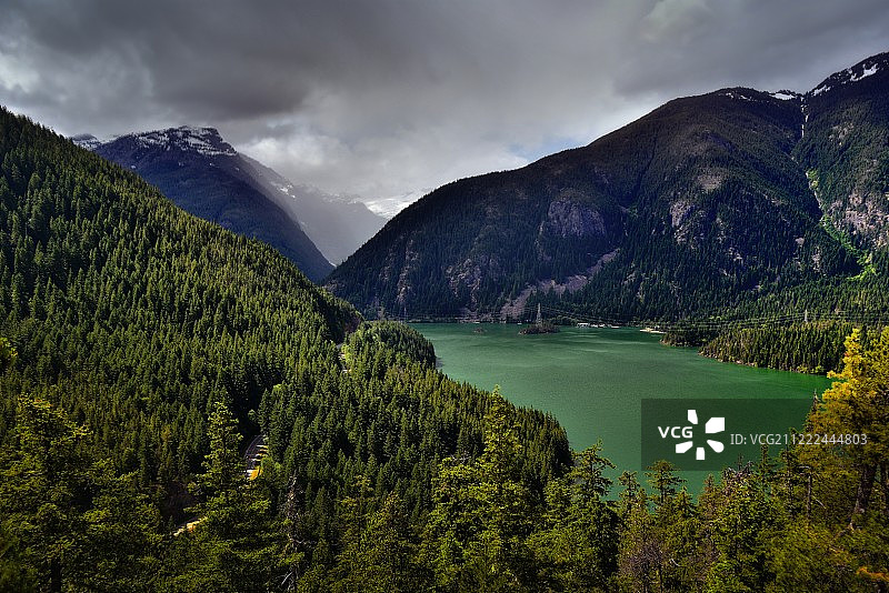 暴风雨云下山中的湖泊景色图片素材