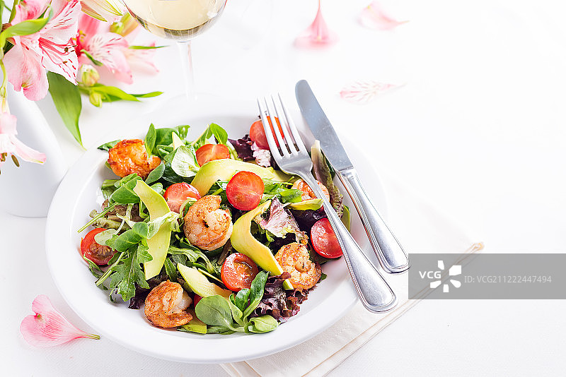 鲜虾牛油果蔬菜沙拉配白葡萄酒图片素材