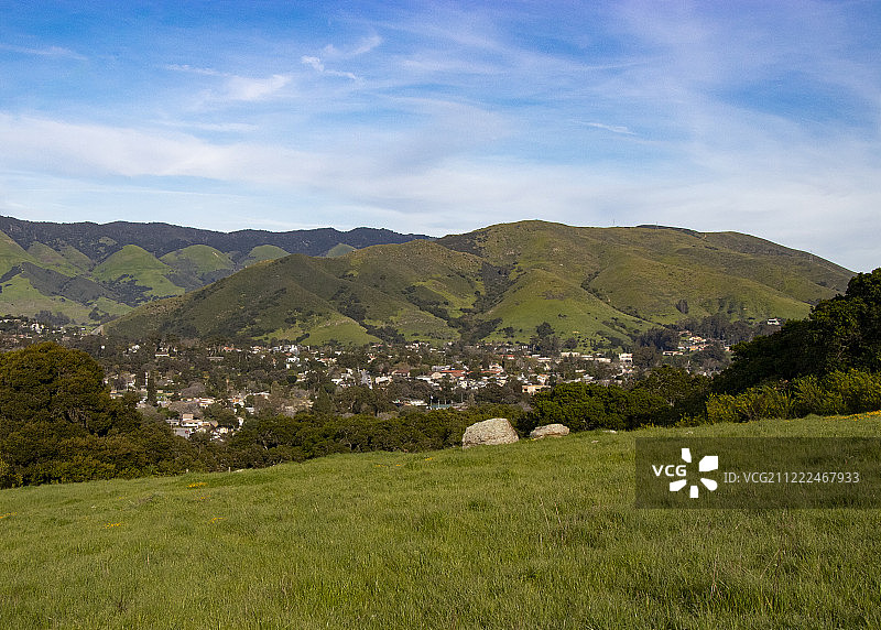 Slo上方的绿色山丘图片素材