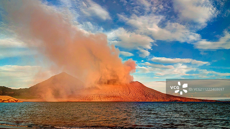 拉包尔塔武鲁鲁火山喷发，新不列颠岛，巴布亚新几内亚图片素材