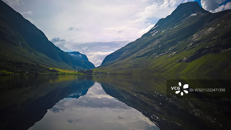 挪威北部特伦德拉格斯库格莫附近艾兹瓦特内湖全景图片素材
