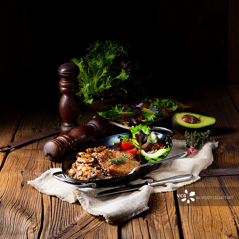 蘑菇荞麦猪排配芒果沙拉图片素材