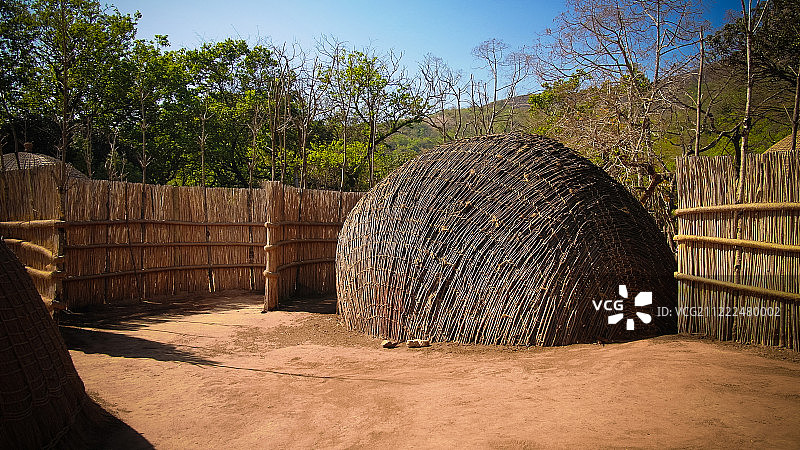 原斯威士兰曼齐尼附近村庄的传统斯威士小屋图片素材