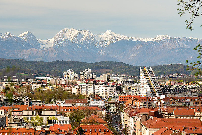从卢布尔雅那城堡看到的卢布尔雅那城市全景图片素材
