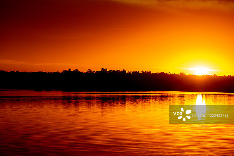 泻湖上的日落图片素材