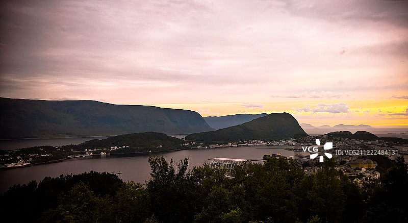 挪威Fjellstua观景点日落全景：俯瞰奥勒松图片素材