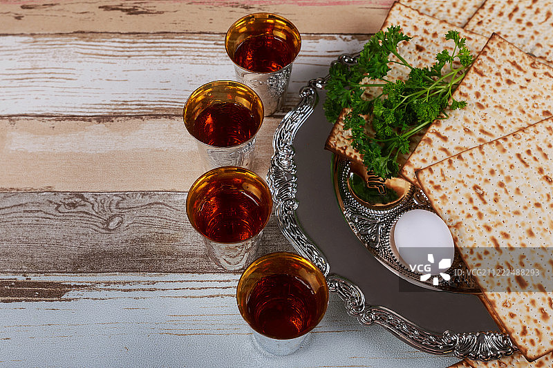 红色犹太洁食葡萄酒与逾越节餐垫图片素材