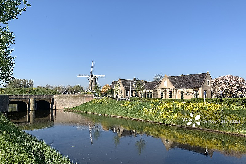 荷兰霍夫多普的霍夫德瓦特运河和风车图片素材