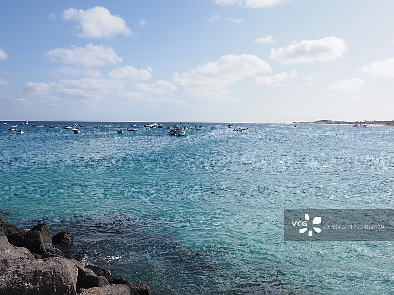 大西洋的蓝绿色海水，非洲圣玛丽镇的岩石景观图片素材