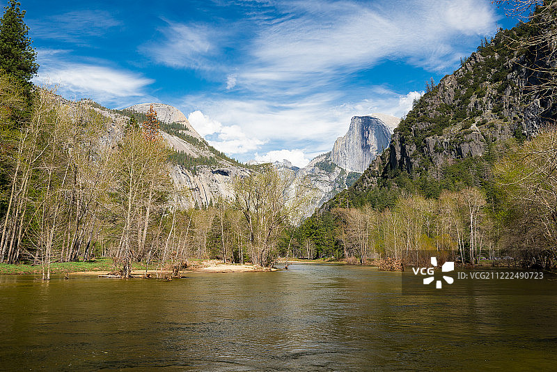 美熹德河与优胜美地山谷半圆顶图片素材