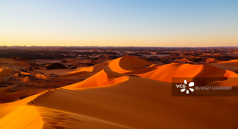 阿尔及利亚塔西利国家公园廷梅尔祖加沙丘日落景色图片素材