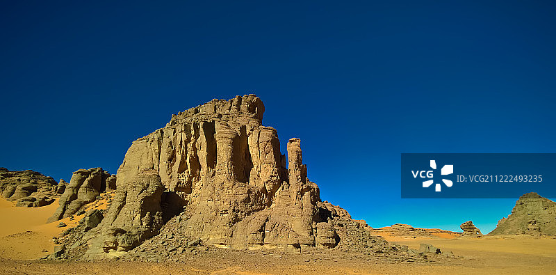 阿尔及利亚塔西利国家公园的抽象岩石地层和塔梅兹吉达图片素材