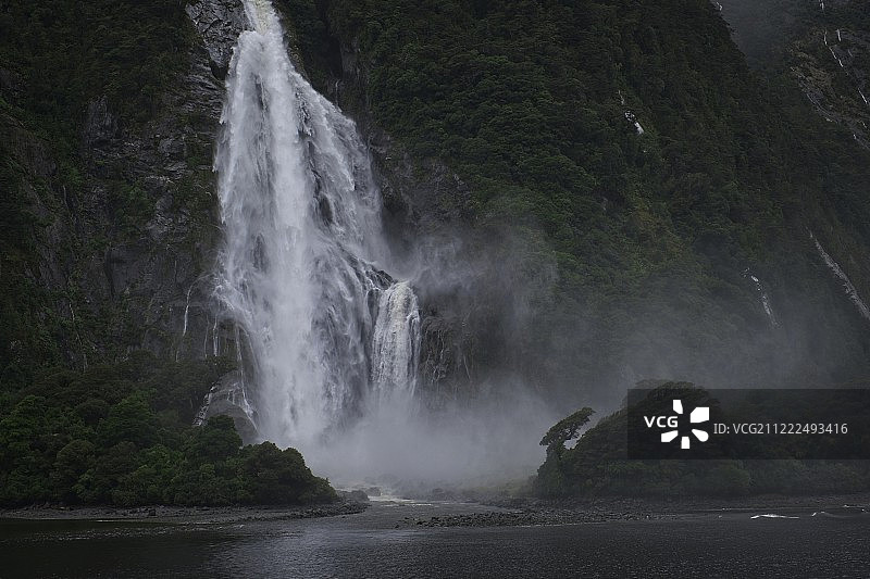 米尔福德峡湾的博文瀑布图片素材