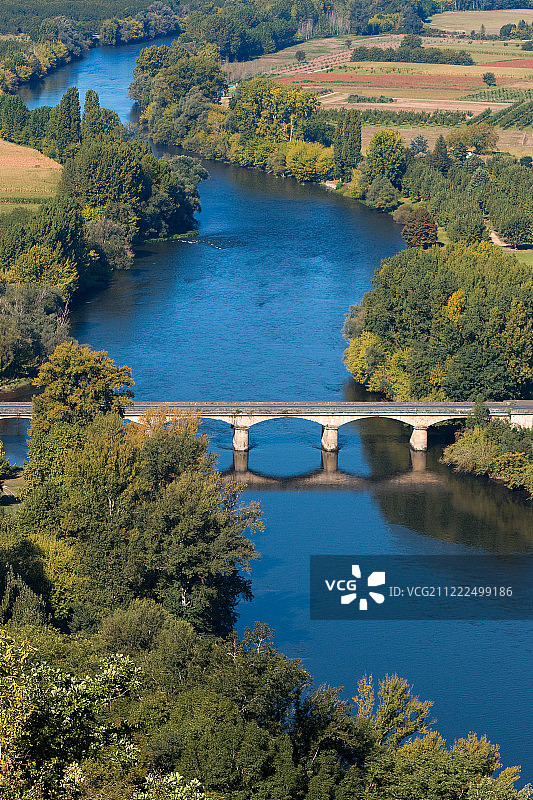 从多姆村庄看多尔多涅河，法国图片素材