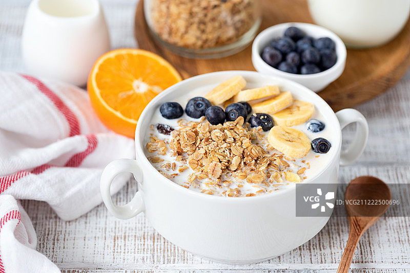 早餐格兰诺拉麦片碗配香蕉和蓝莓图片素材