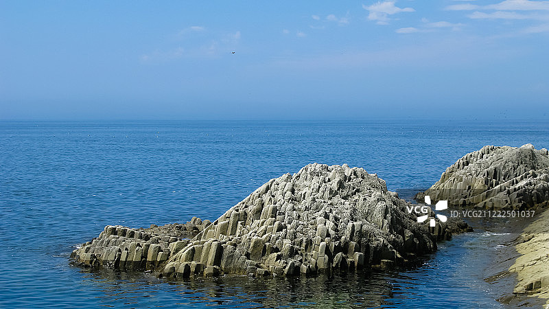 俄罗斯库页岛库纳希尔岛斯托尔布恰蒂海岬的柱状玄武岩地貌图片素材