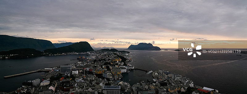 从挪威Fjellstua观景点欣赏奥勒松的日落全景图片素材
