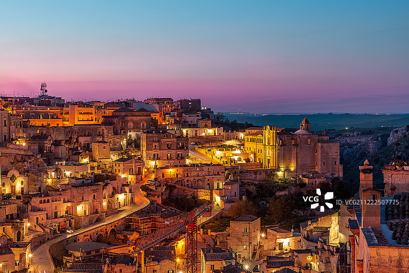 蓝色时段的马泰拉石图片素材