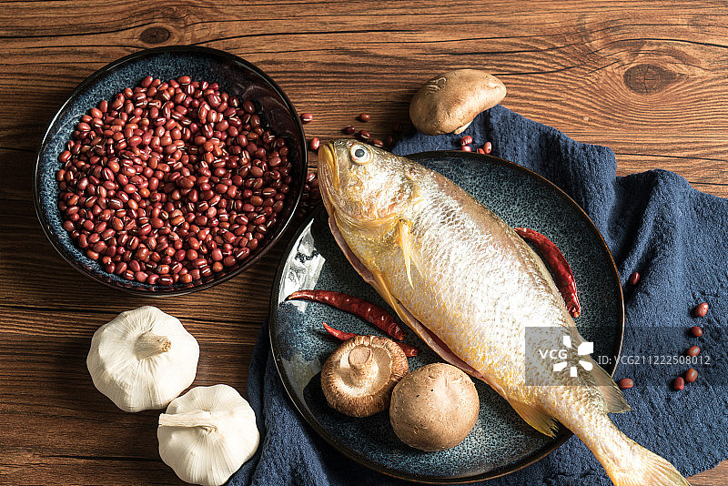 桌面上的生大黄鱼图片素材