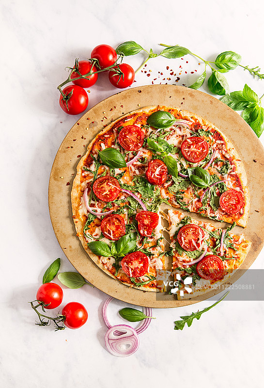 自制蔬菜披萨的俯视图图片素材