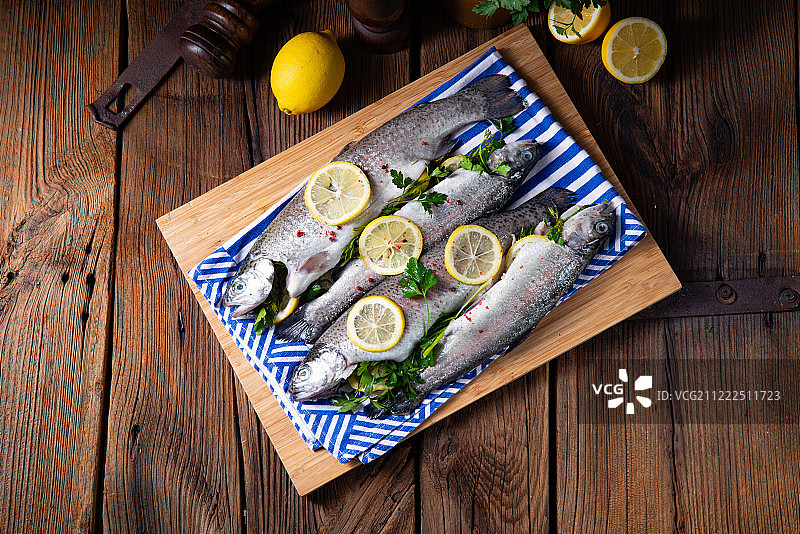 柠檬香草新鲜鳟鱼图片素材