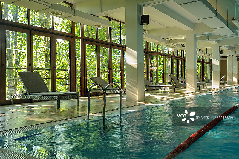 公共游泳池内部图片素材