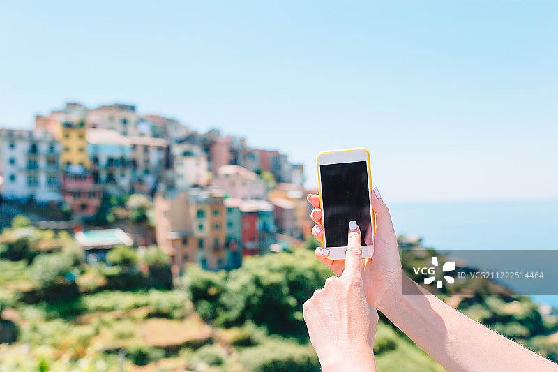 手持智能手机拍摄的意大利古村落背景特写图片素材