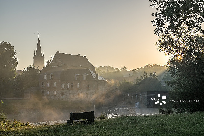 雾中回忆图片素材