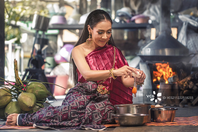 烹饪的泰国风美女图片素材