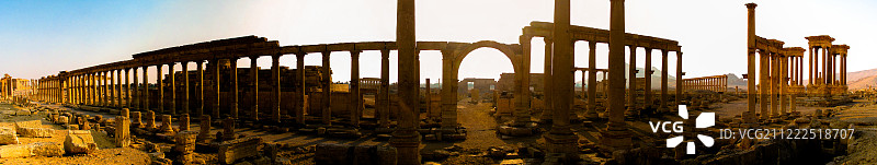 被摧毁的帕尔米拉柱廊、迪库曼努斯、四面神殿古城全景图片素材